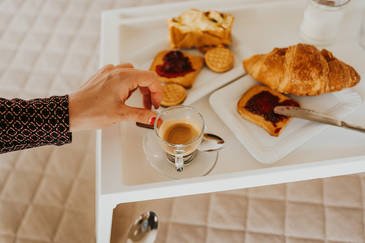 Scopri di più sull'articolo Un abbraccio, un bacio, una carezza e un caffè