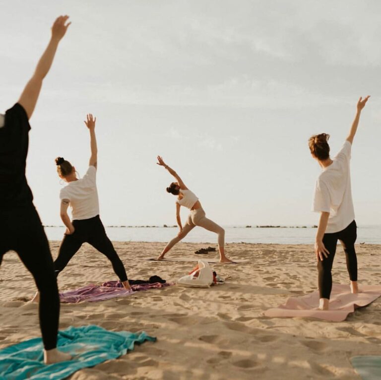 Scopri di più sull'articolo I nostri magici servizi. Che ne dite di fare Yoga al tramonto?